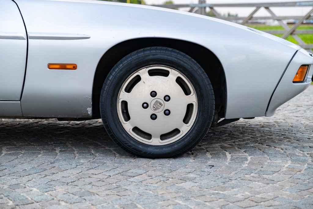 Porsche 928