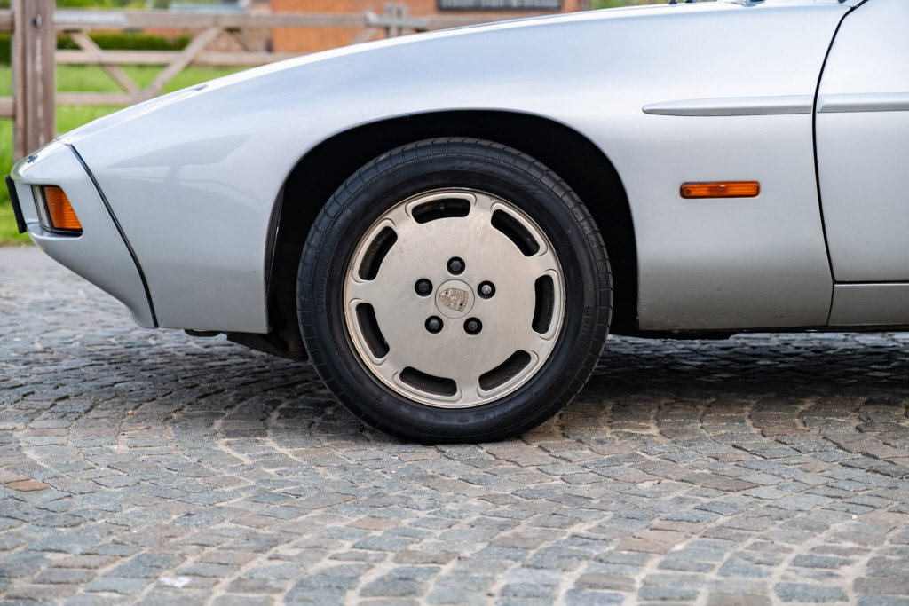 Porsche 928