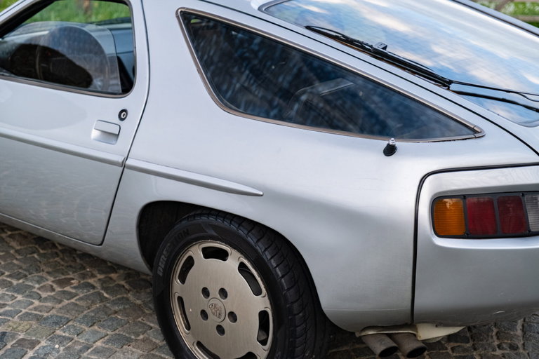 Porsche 928