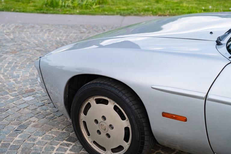 Porsche 928