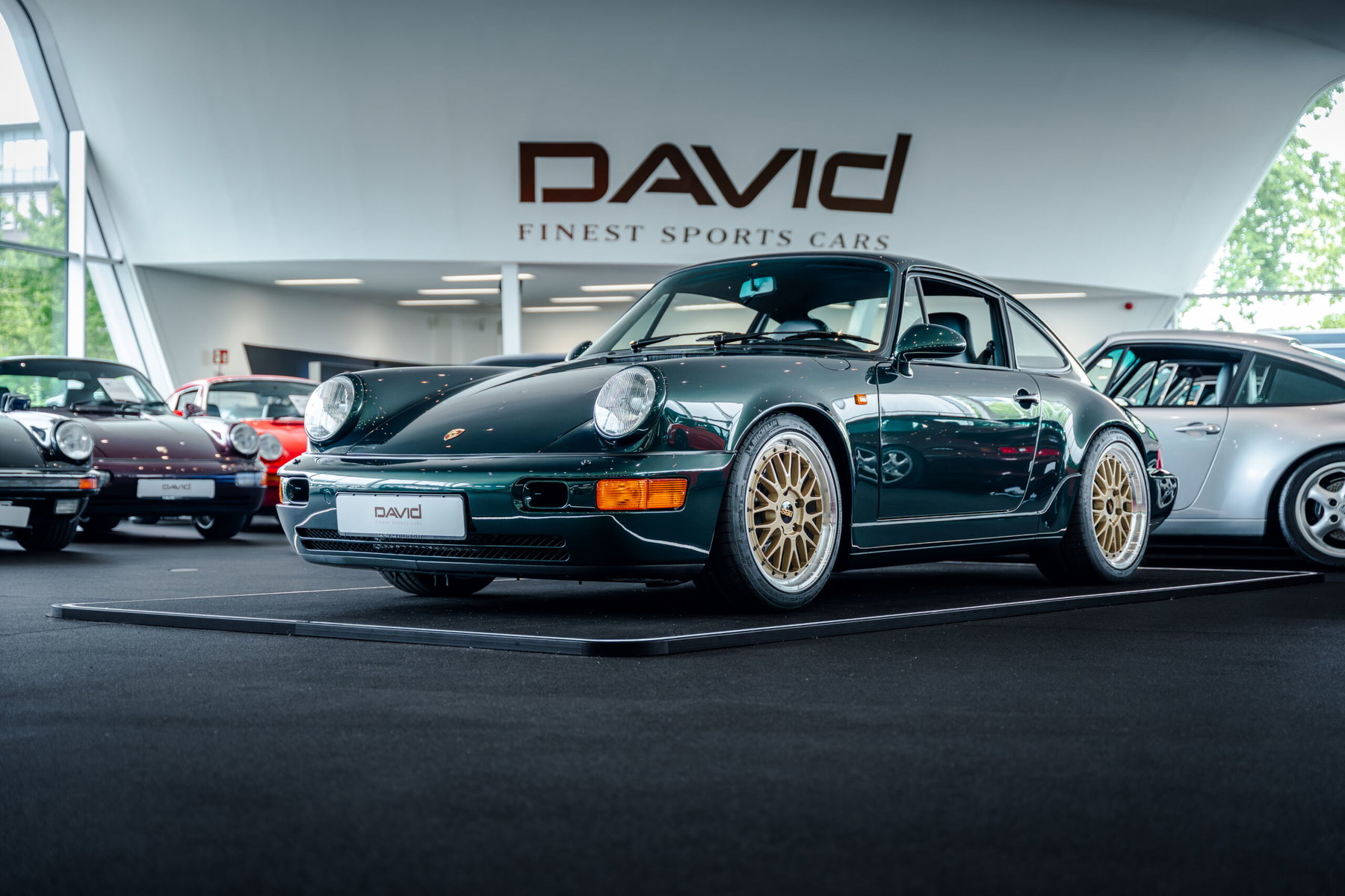 Porsche in Jet Green Metallic Z6H - Color Overview - elferspot.com