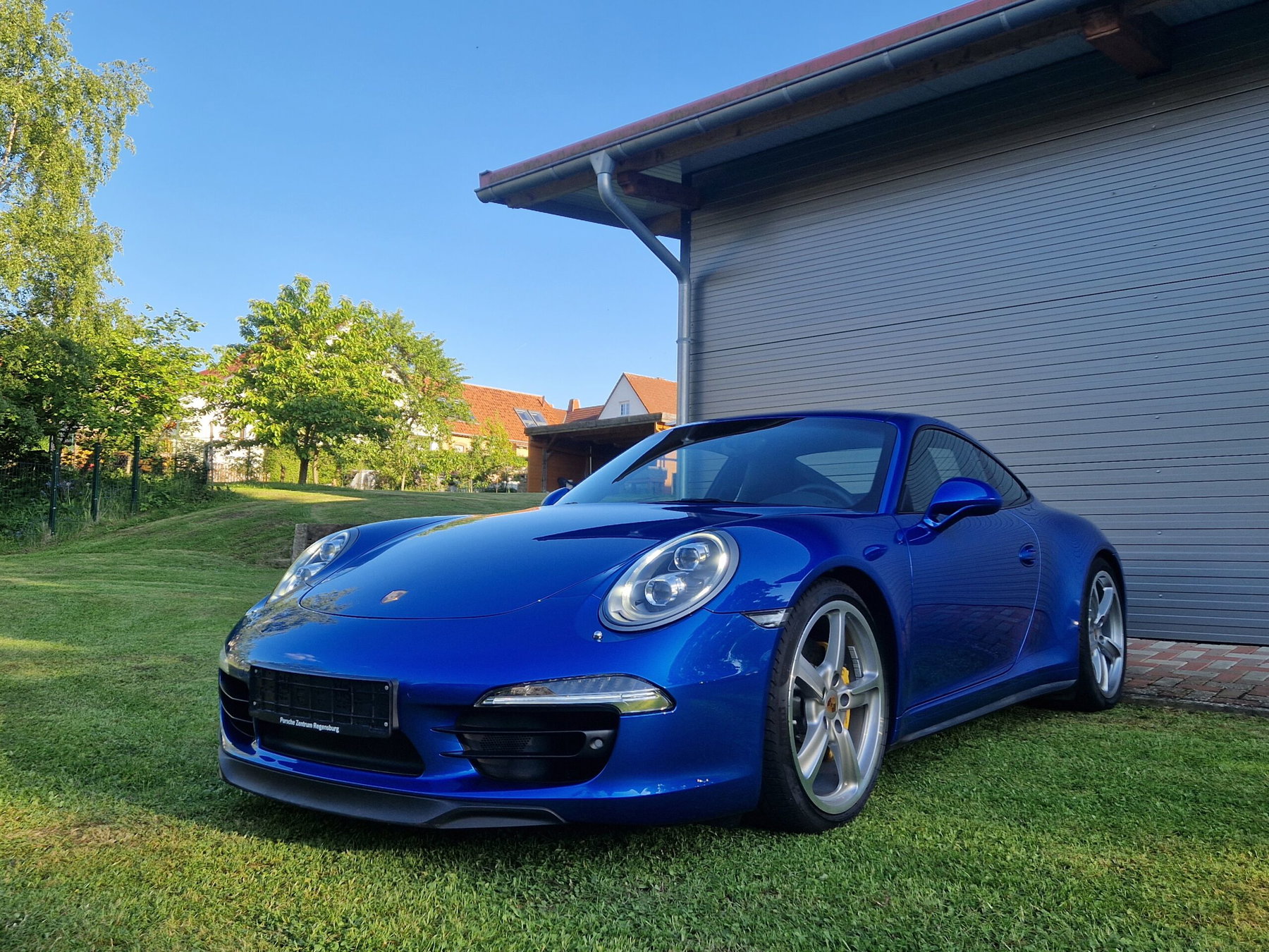 Porsche in Sapphire Blue Metallic M5J - Color Overview - elferspot