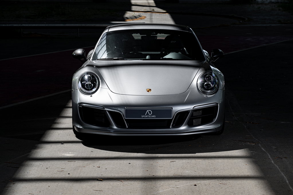 Porsche 992 Carrera 4