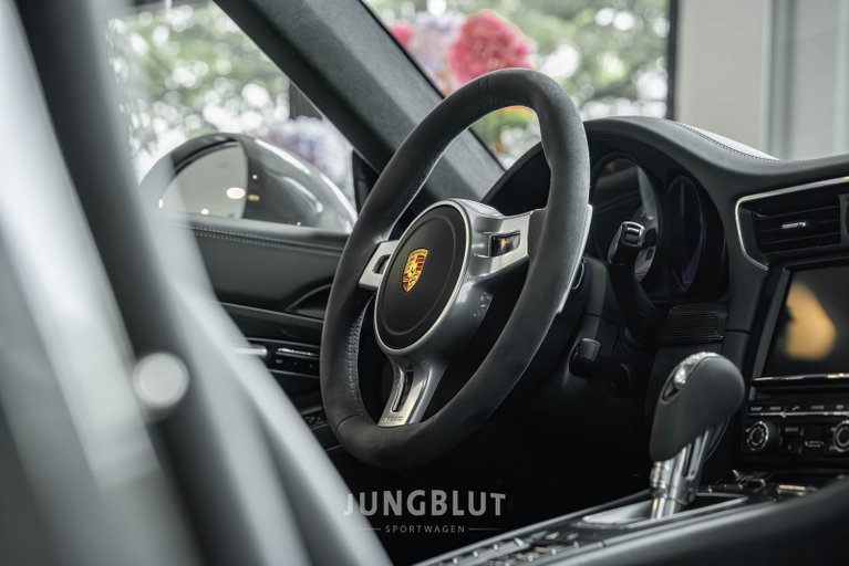 Porsche 991 Carrera 4 GTS