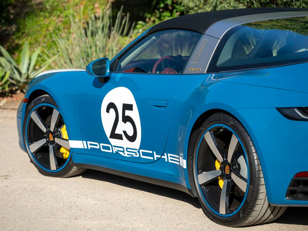Porsche 992 Heritage Design Edition
