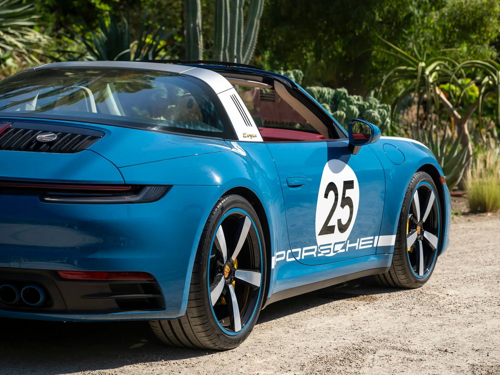 Porsche 992 Heritage Design Edition