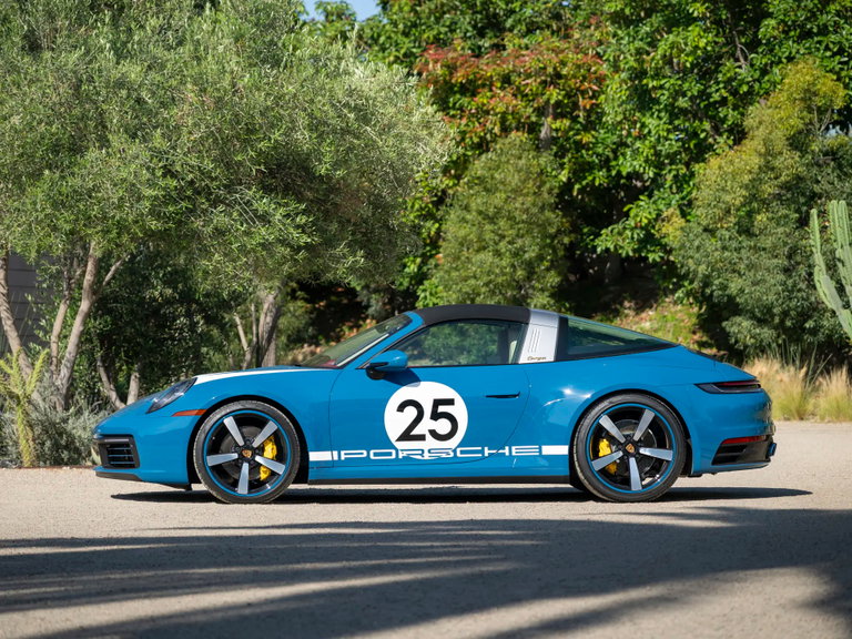 Porsche 992 Heritage Design Edition