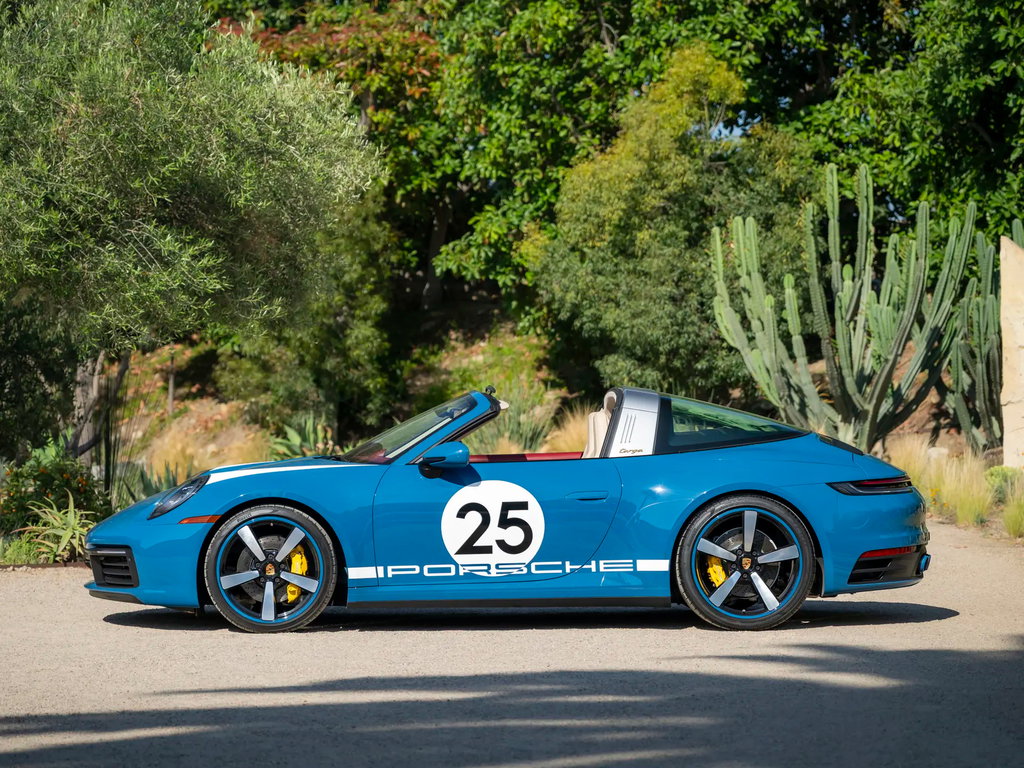 Porsche 992 Heritage Design Edition