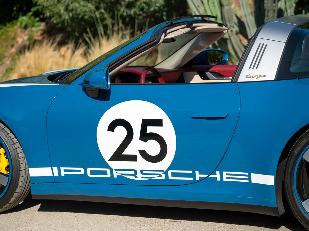 Porsche 992 Heritage Design Edition