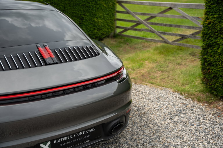 Porsche 992 Carrera 4