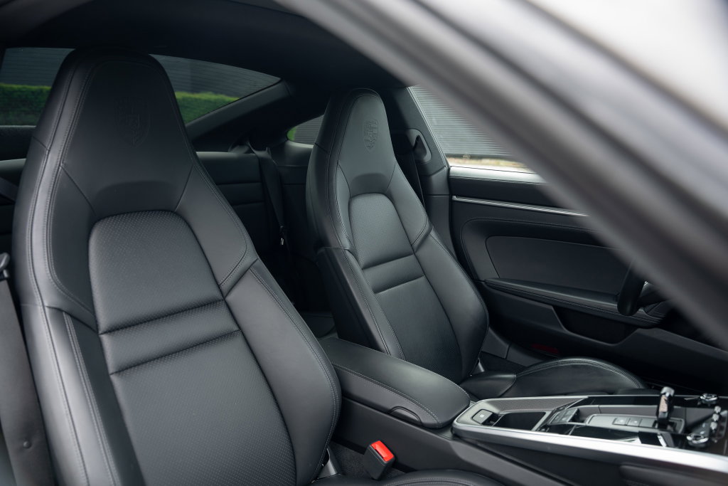 Porsche 992 Carrera 4