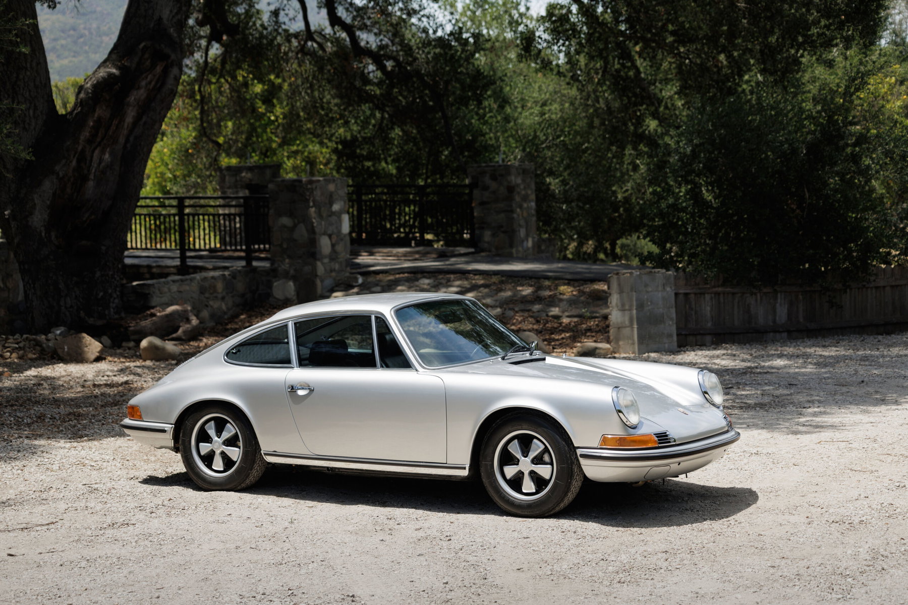 Porsche in Silver Metallic 6851 - Color Overview - elferspot.com