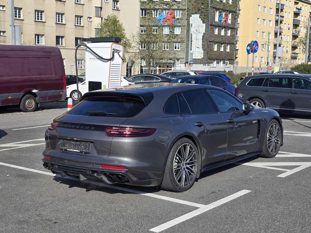 Porsche Panamera 4 E-Hybrid