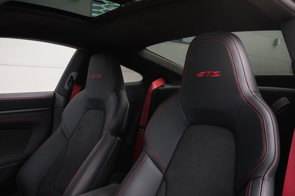 Porsche 992 Carrera 4 GTS