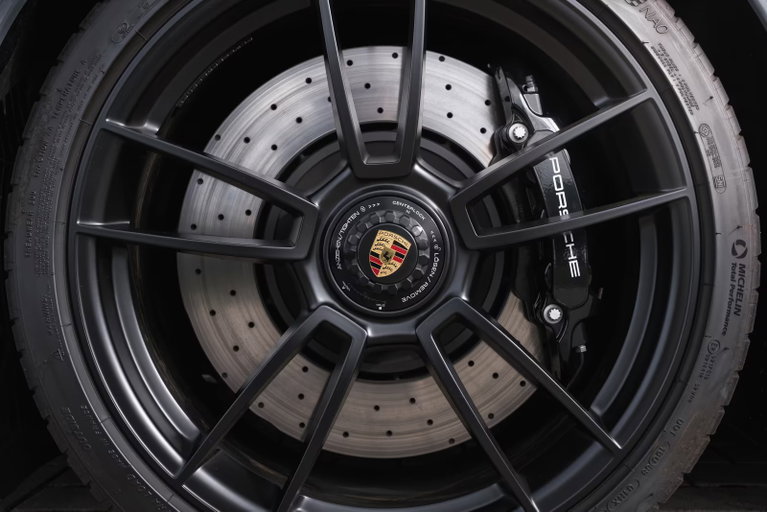 Porsche 992 Carrera 4 GTS