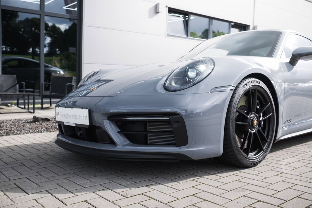 Porsche 992 Carrera 4 GTS