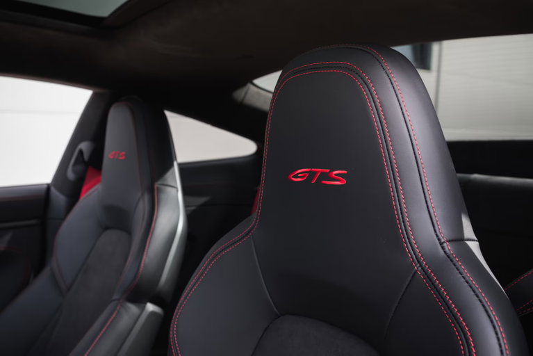Porsche 992 Carrera 4 GTS