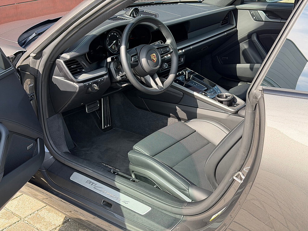 Porsche 992 Carrera 4