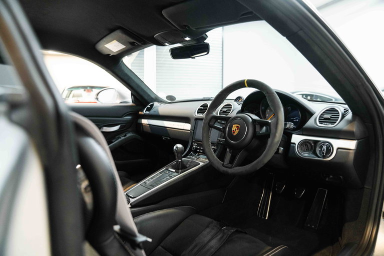 Porsche 718 Cayman GT4