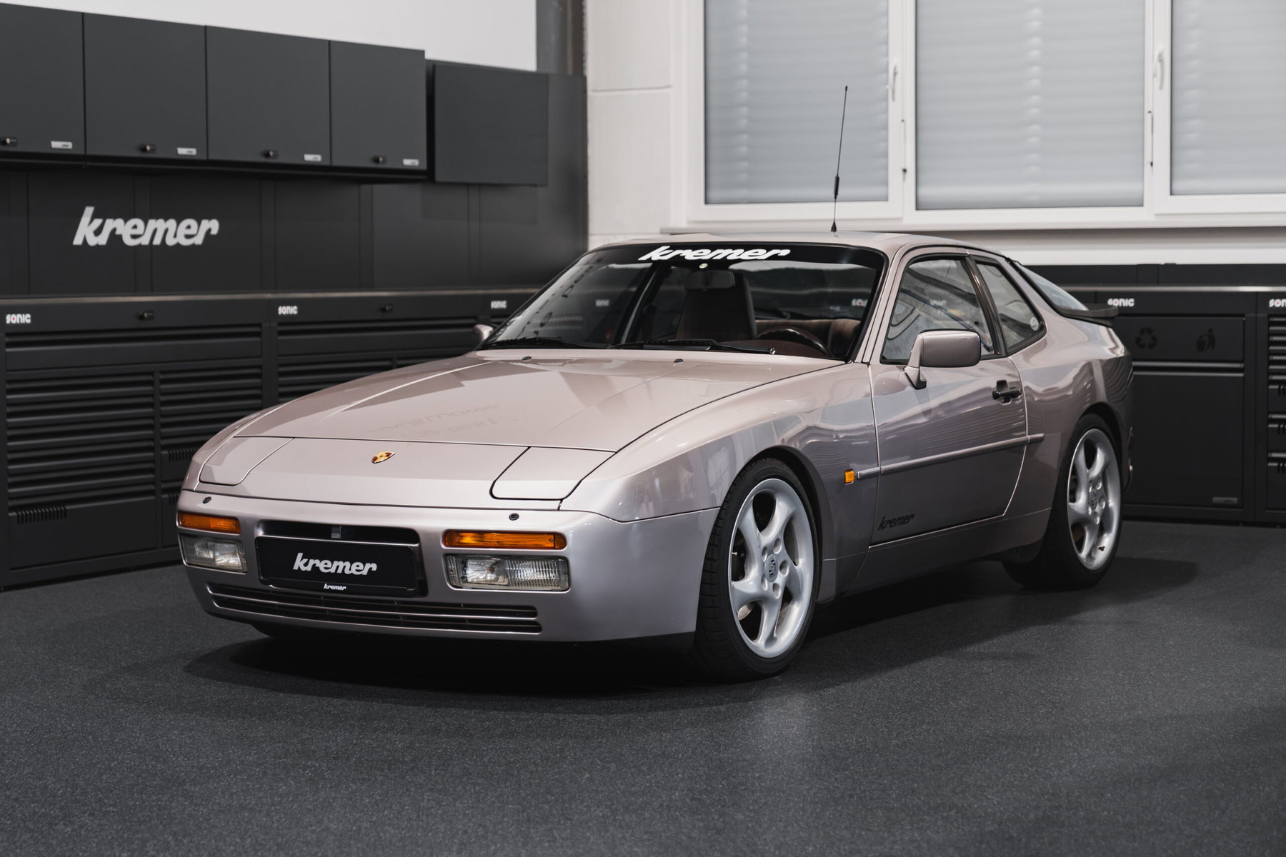 Porsche in Silver Rose Metallic LM3Z - Color Overview - elferspot