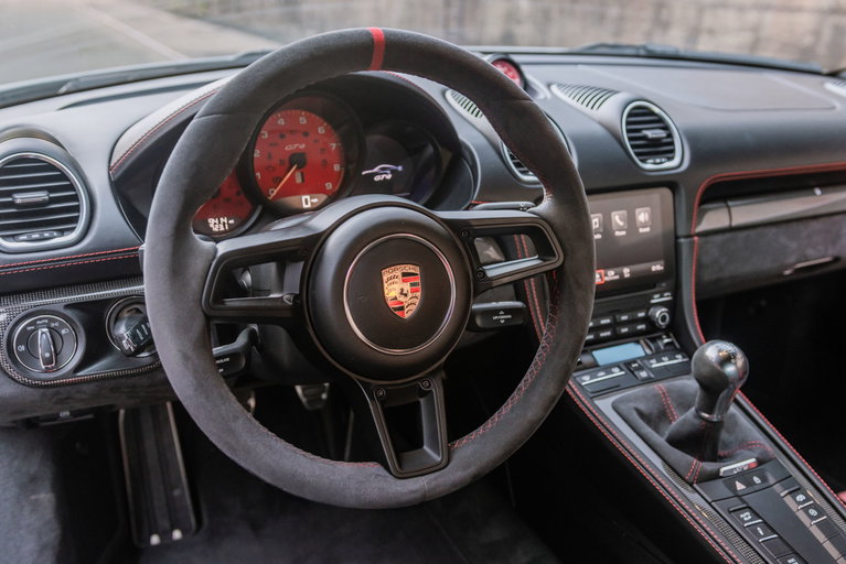 Porsche 718 Cayman GT4