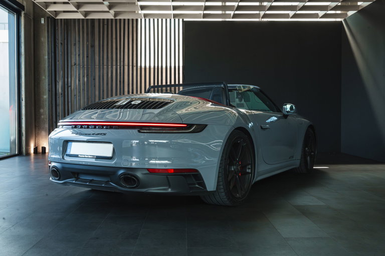 Porsche 992 Carrera 4 GTS