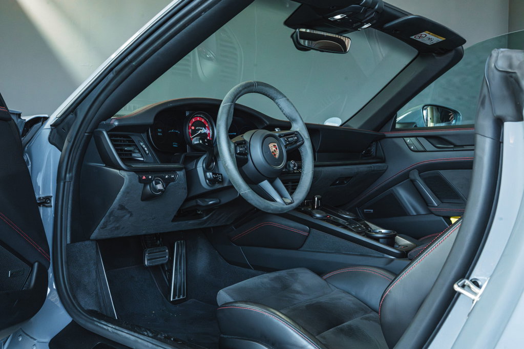 Porsche 992 Carrera 4 GTS