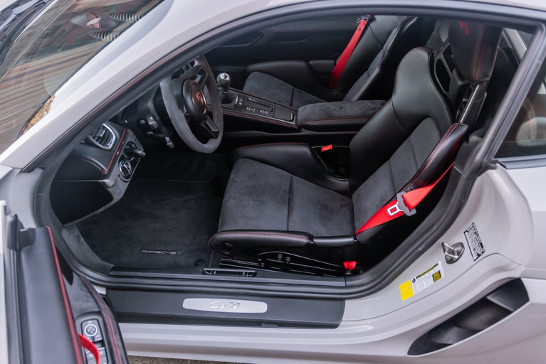 Porsche 718 Cayman GT4