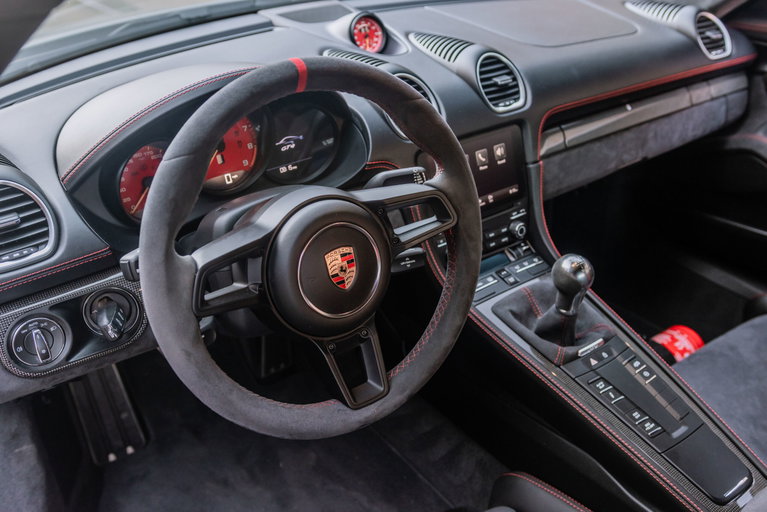 Porsche 718 Cayman GT4