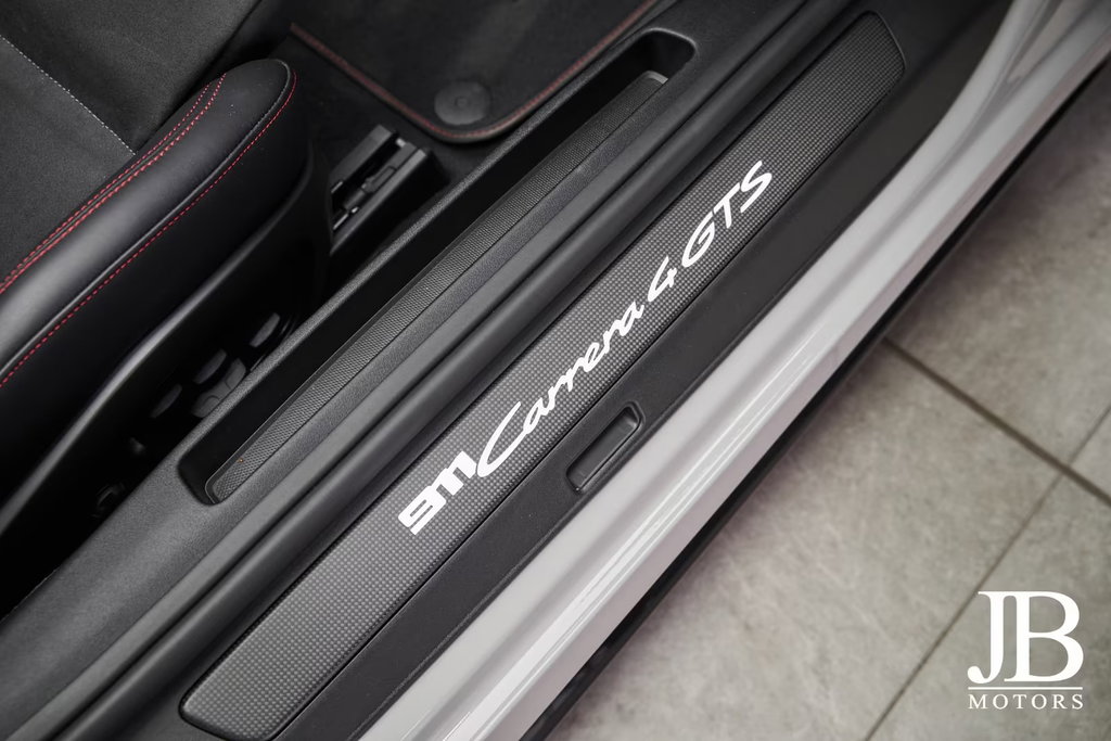 Porsche 992 Carrera 4 GTS