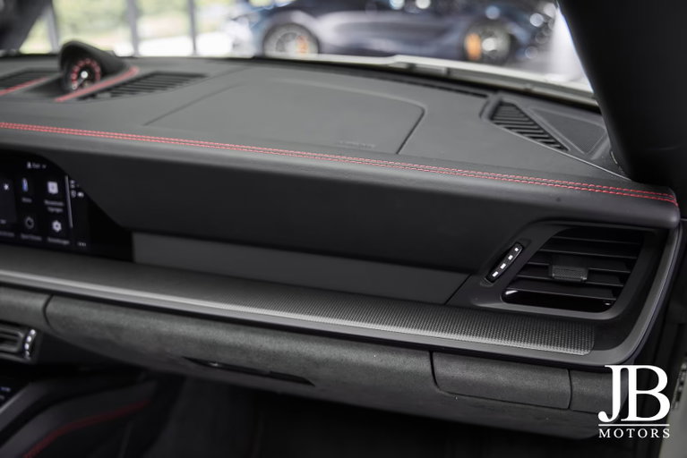 Porsche 992 Carrera 4 GTS