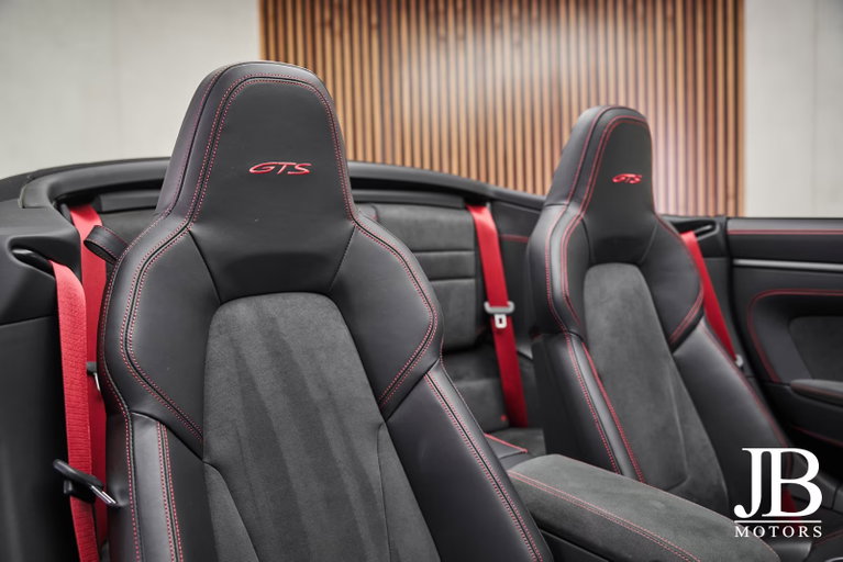 Porsche 992 Carrera 4 GTS