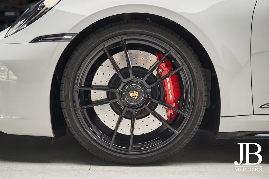 Porsche 992 Carrera 4 GTS
