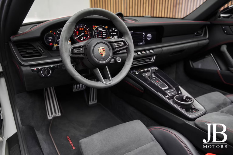 Porsche 992 Carrera 4 GTS