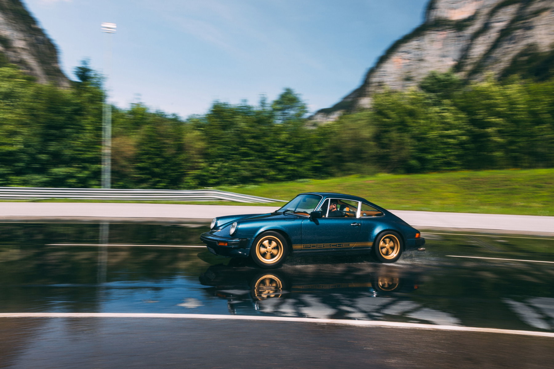 Andi Wittmann Drift Service with a Porsche 911 SC in Petrol Blue