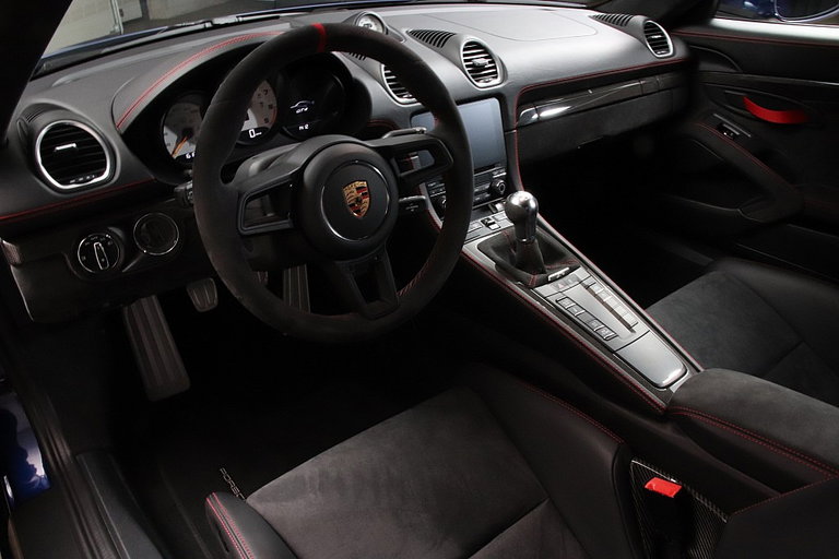 Porsche 718 Cayman GT4