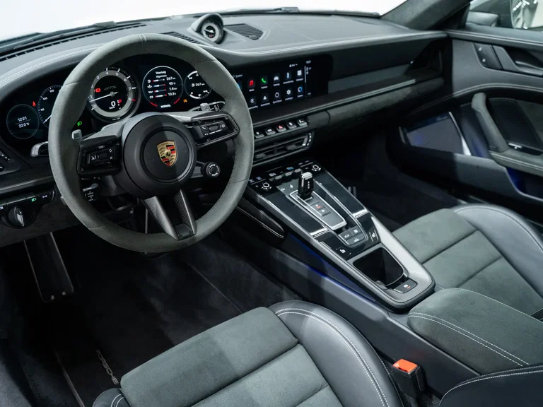 Porsche 992 Carrera 4 GTS