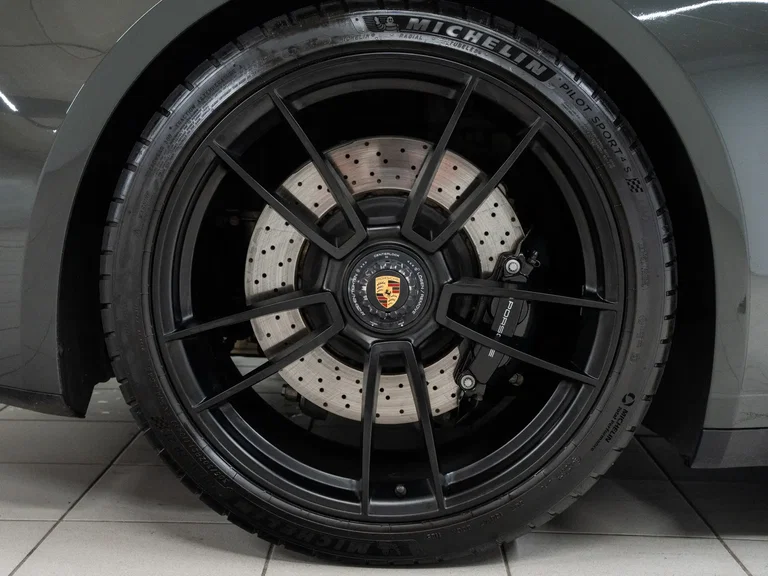 Porsche 992 Carrera 4 GTS