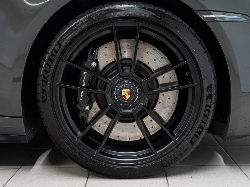 Porsche 992 Carrera 4 GTS