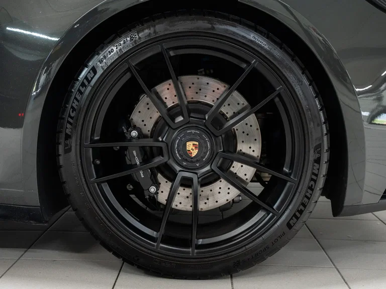 Porsche 992 Carrera 4 GTS