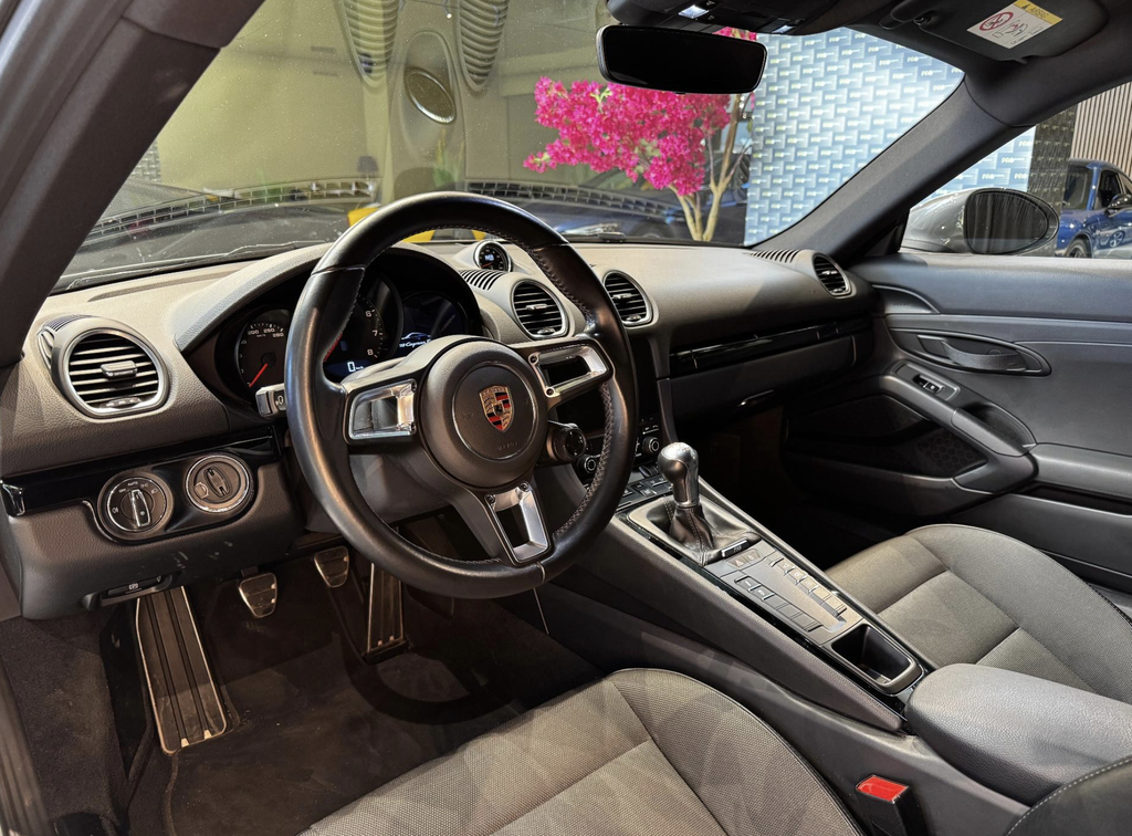Porsche 718 Cayman T