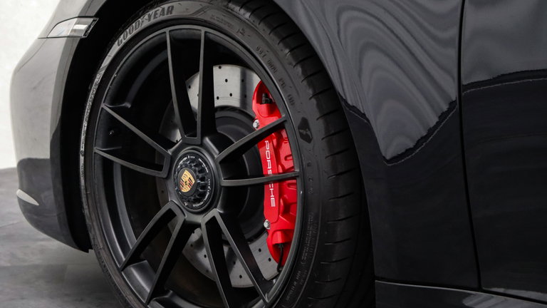 Porsche 992 Carrera 4 GTS