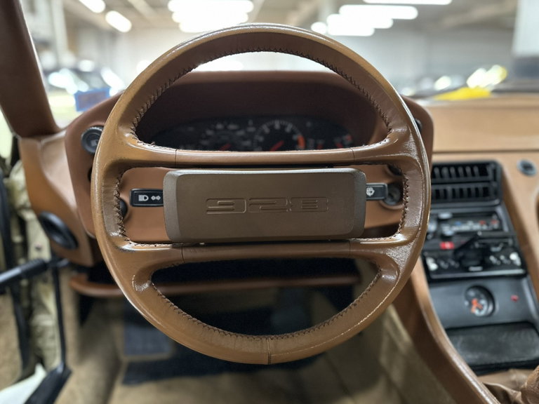 Porsche 928