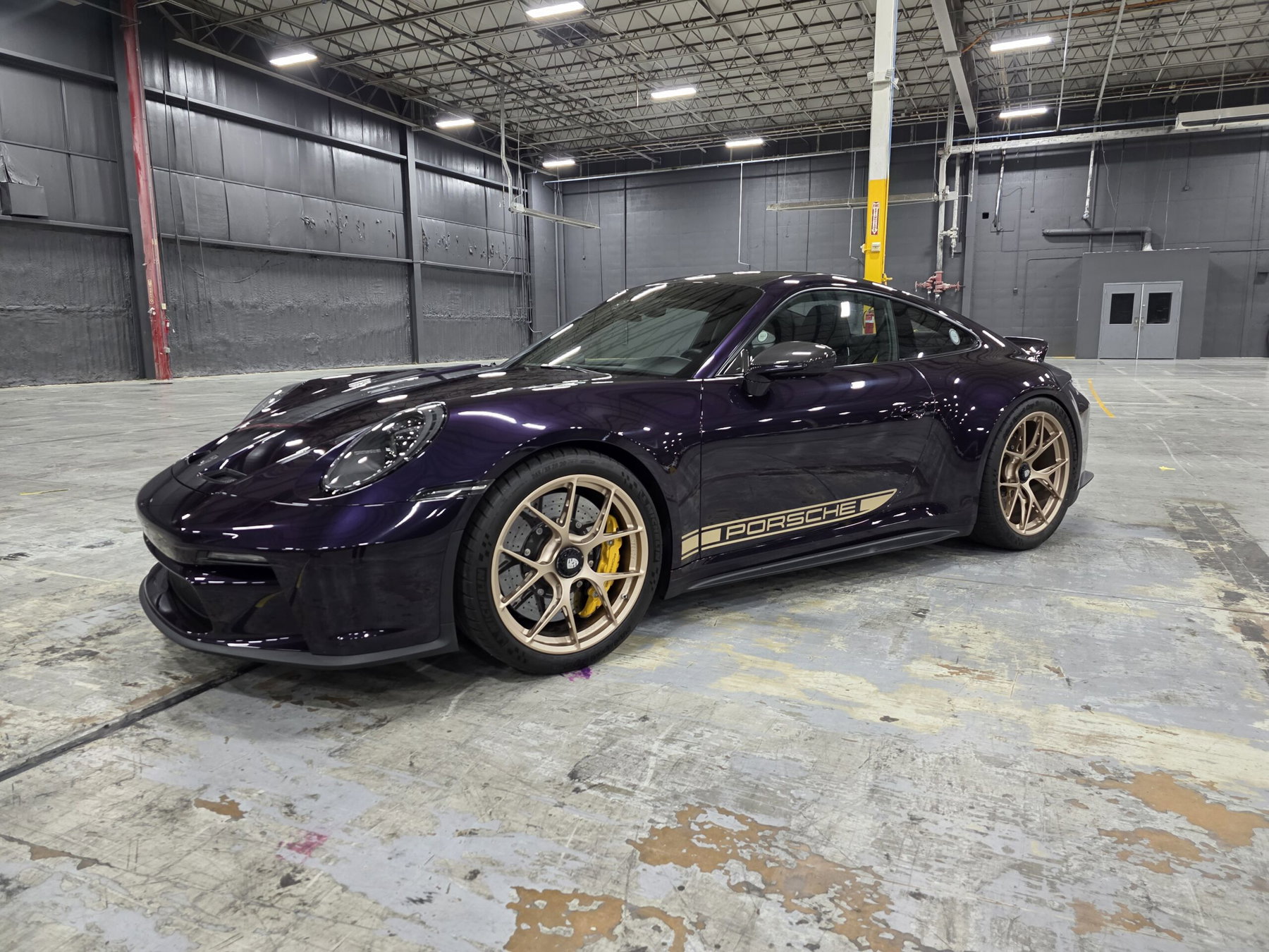 Porsche in Viola Metallic 4VN - Color Overview - elferspot.com