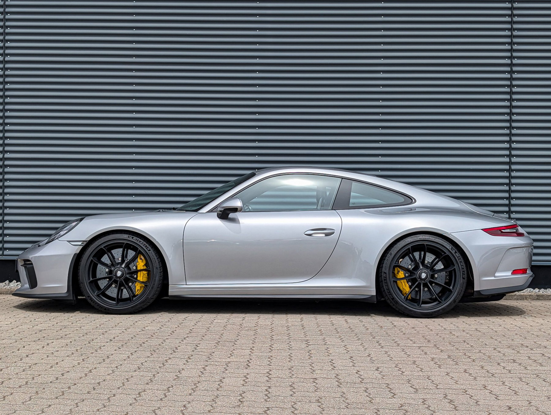 Porsche in GT Silver Metallic LM7Z - Color Overview - elferspot