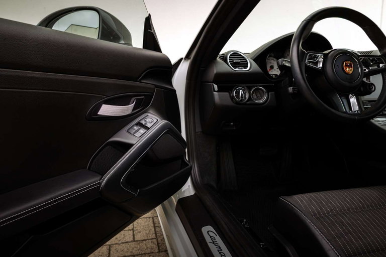 Porsche 718 Cayman T
