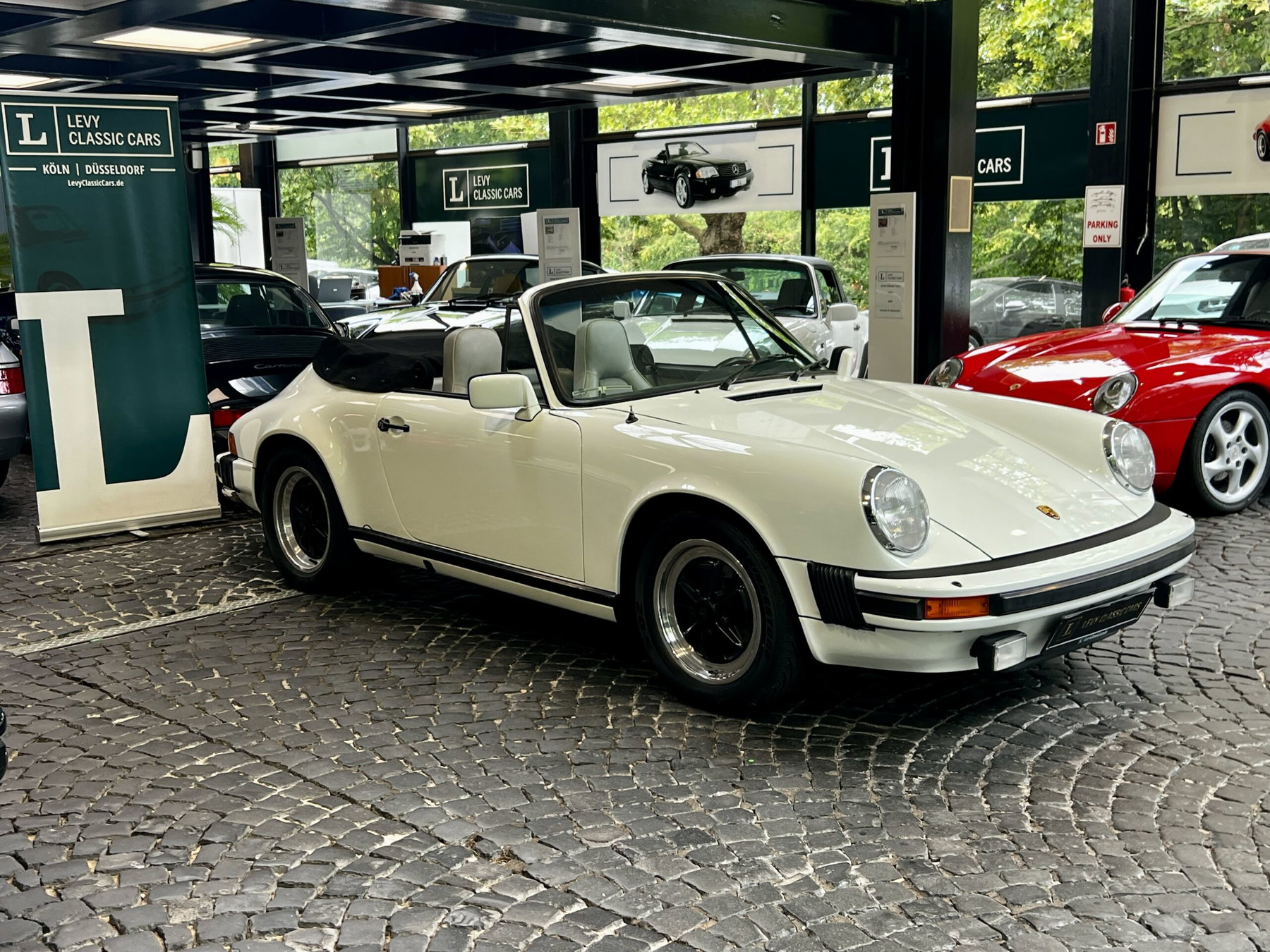 Porsche 911 Carrera 3.2 1983 - elferspot.com - Marketplace for