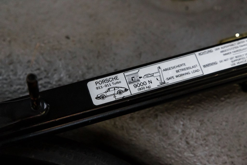 Porsche 911 Carrera 3.2 (US)