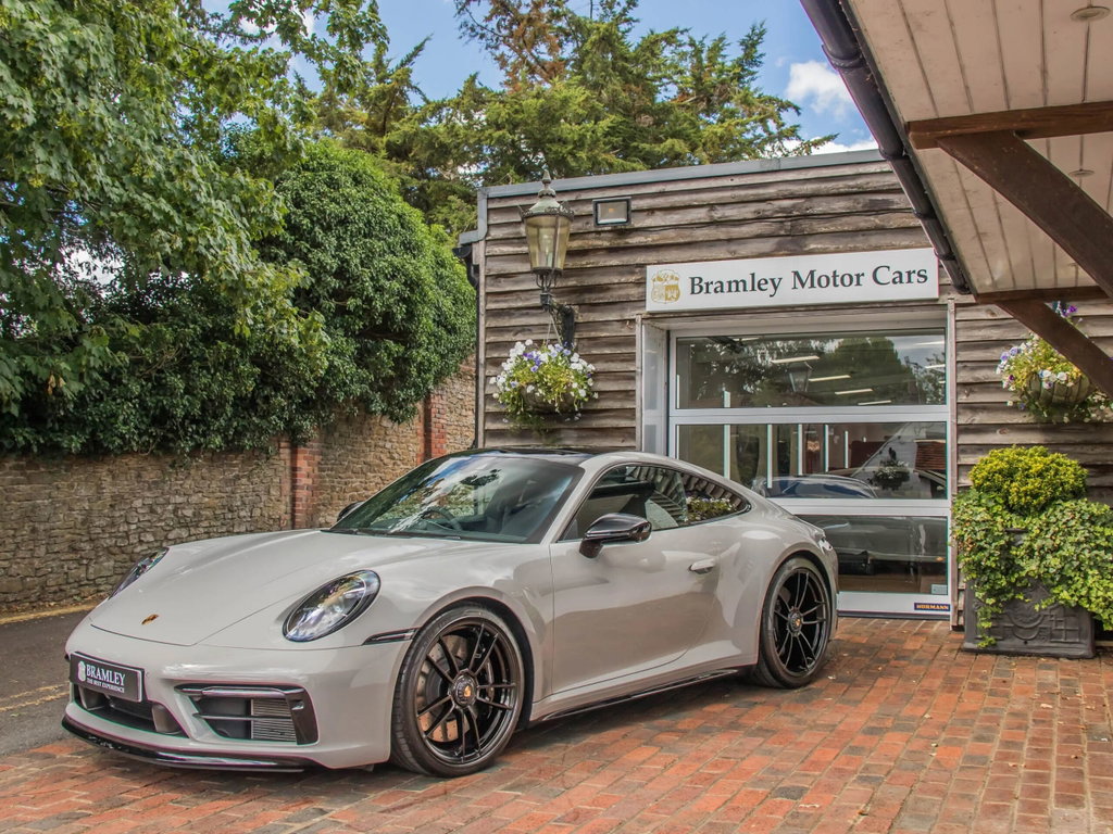 Porsche 992 Carrera 4 GTS