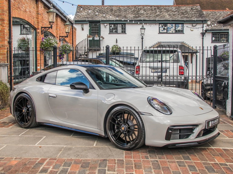 Porsche 992 Carrera 4 GTS